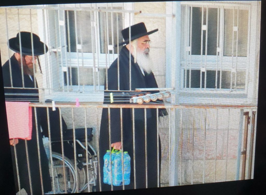 תיעוד מדהים: האדמו"ר סחב שישיות מי עדן במדרגות תיעוד מדהים: האדמו"ר סחב שישיות מי עדן במדרגות