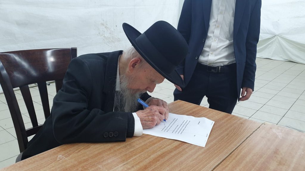 תיעוד: גדולי הדור חתמו על מתווה סגירת הת"תים