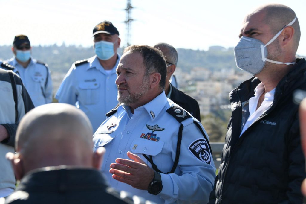 השר אמיר אוחנה ומפכ"ל המשטרה ערכו ביקור במחסום המשטרתי • צפו
