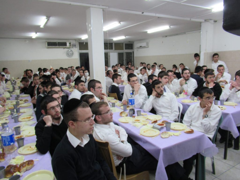 תיעוד: האדמו"ר רבי פנחס אבוחצירא במלווה מלכה בעוצם