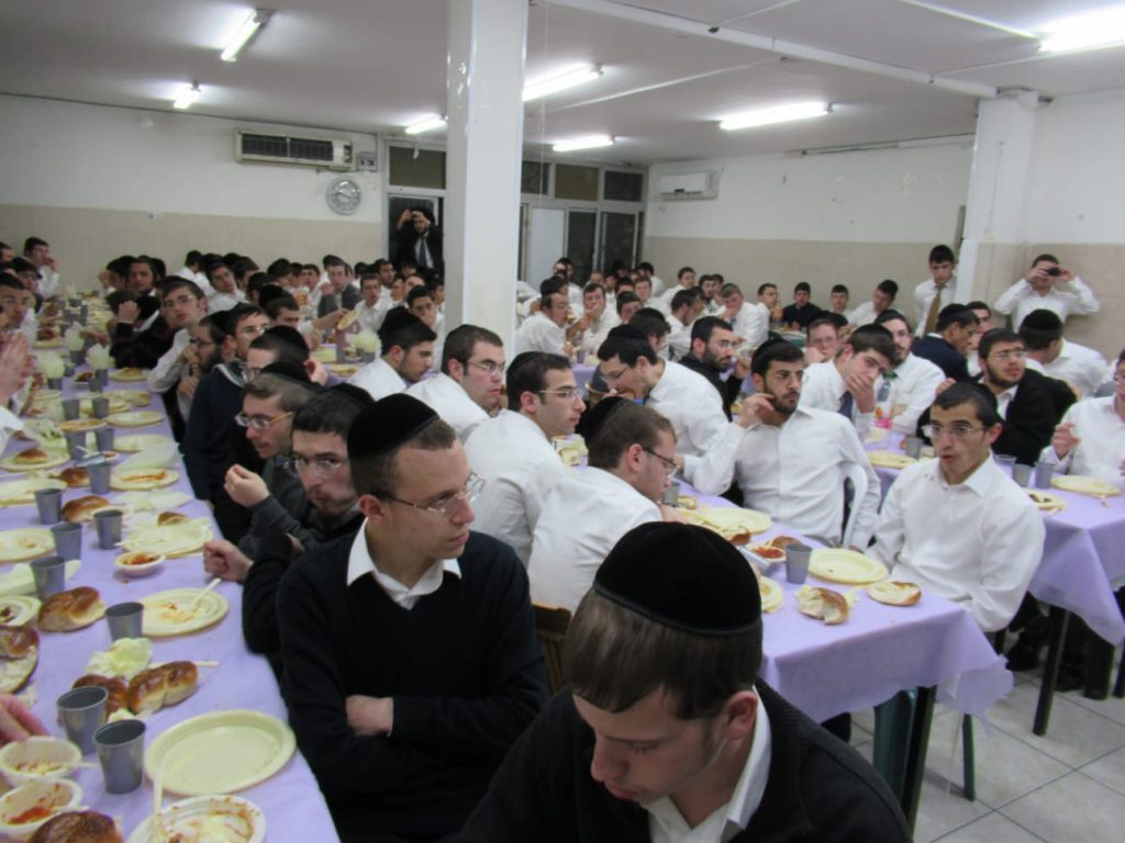 תיעוד: האדמו"ר רבי פנחס אבוחצירא במלווה מלכה בעוצם