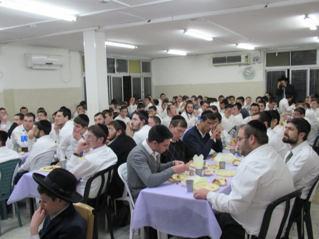 תיעוד: האדמו"ר רבי פנחס אבוחצירא במלווה מלכה בעוצם