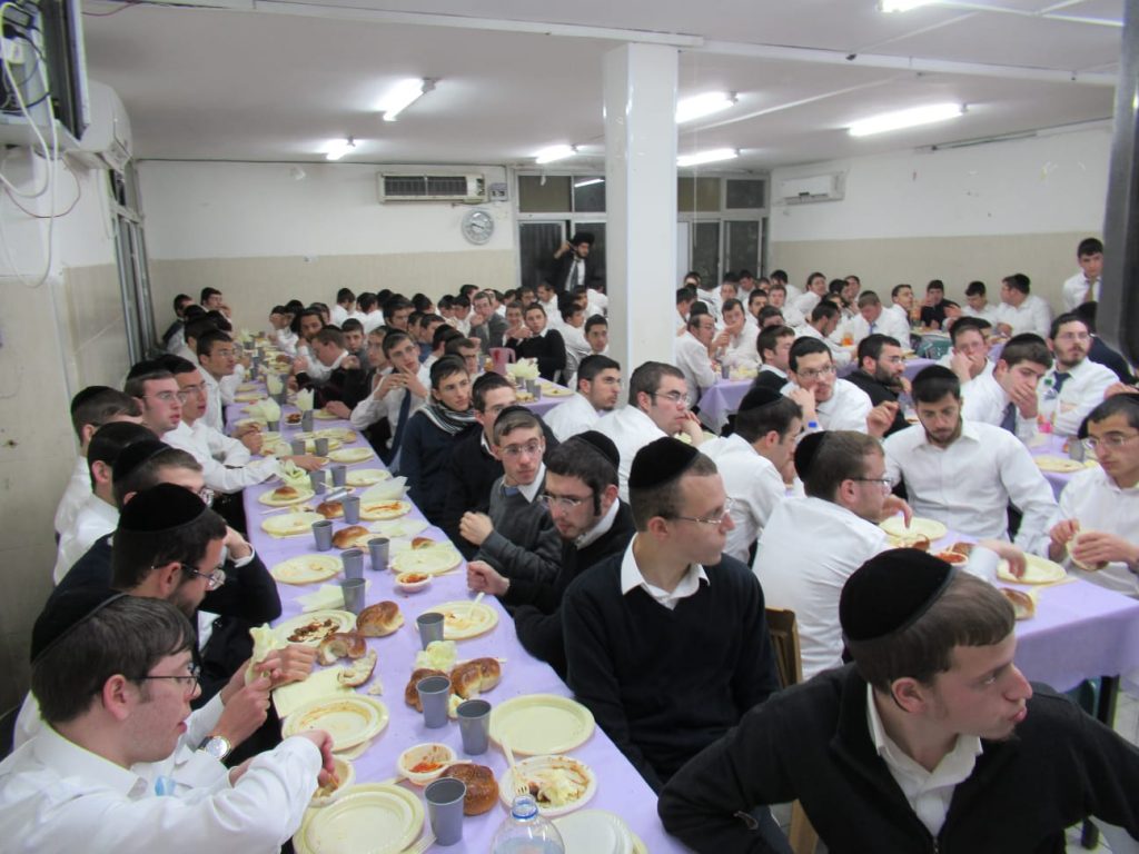 תיעוד: האדמו"ר רבי פנחס אבוחצירא במלווה מלכה בעוצם