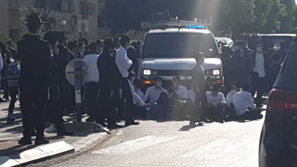 אשדוד: עימותים בין כוחות המשטרה לבחורי הפלג הירושלמי • צפו אשדוד: עימותים בין כוחות המשטרה לבחורי הפלג הירושלמי • צפו