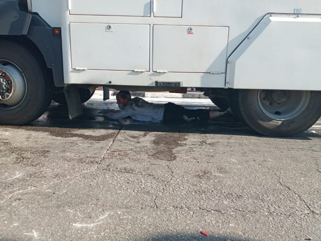 אשדוד: עימותים בין כוחות המשטרה לבחורי הפלג הירושלמי • צפו אשדוד: עימותים בין כוחות המשטרה לבחורי הפלג הירושלמי • צפו