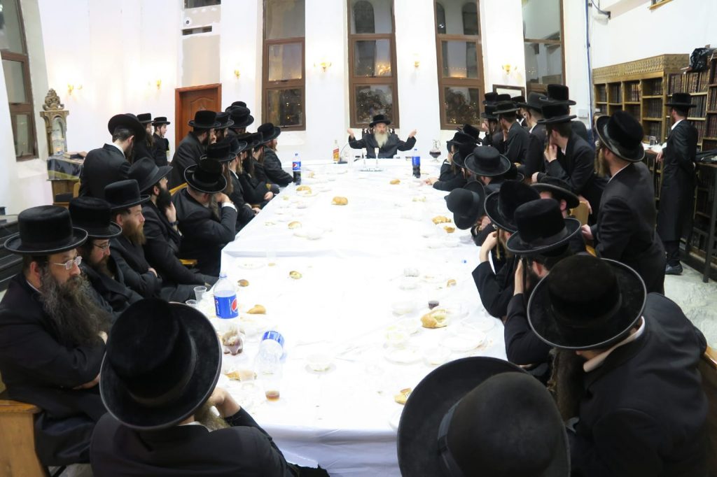 גלריה: האדמו"ר מהארנסטייפל בסעודת הילולא