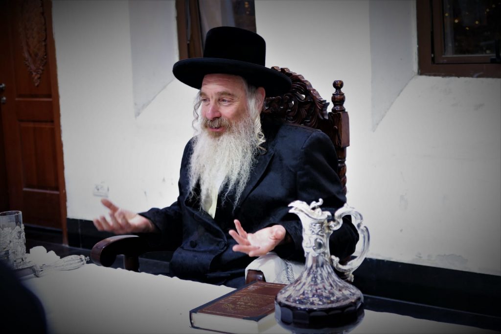 גלריה: האדמו"ר מהארנסטייפל בסעודת הילולא