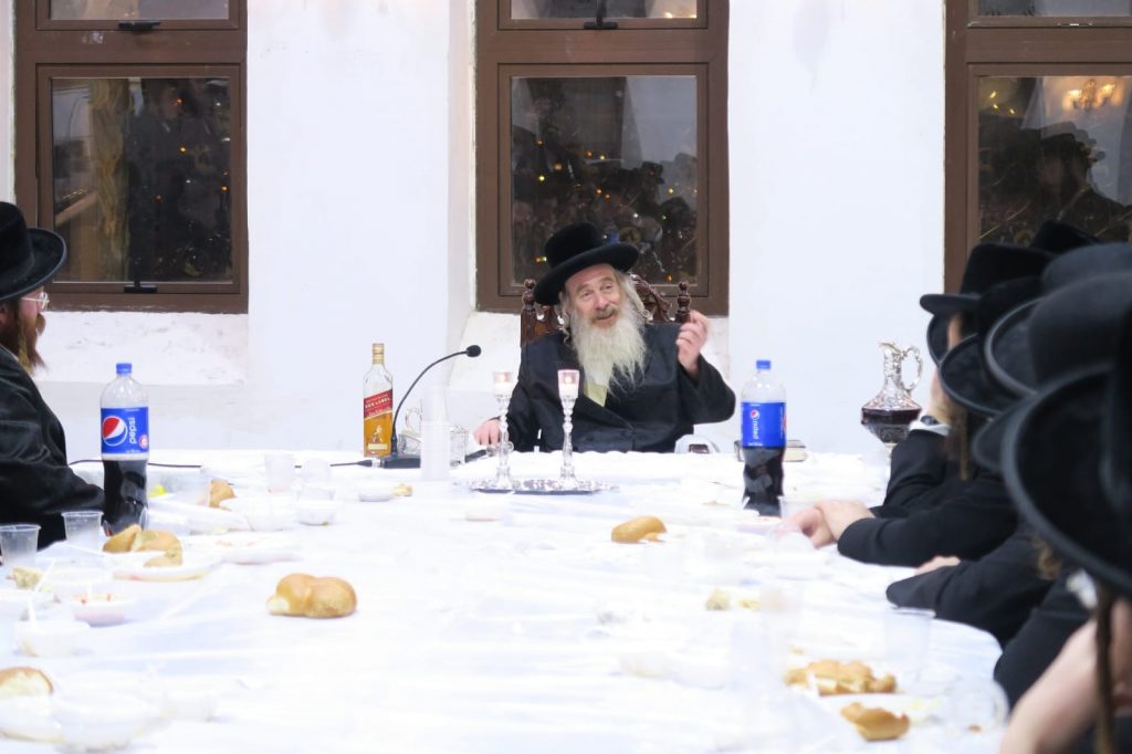 גלריה: האדמו"ר מהארנסטייפל בסעודת הילולא