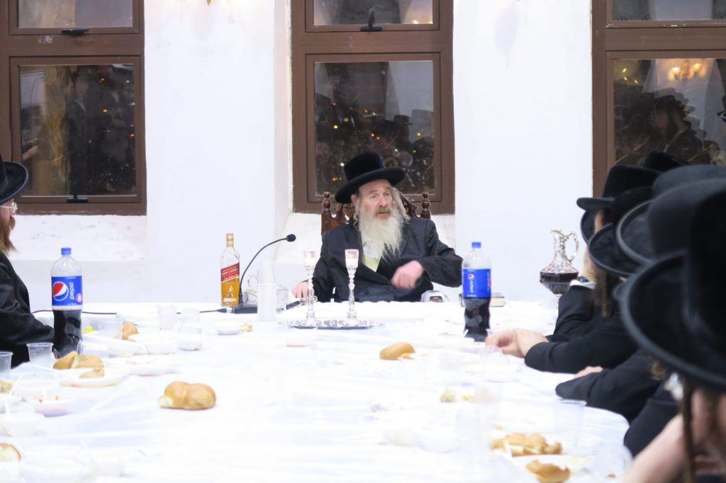 גלריה: האדמו"ר מהארנסטייפל בסעודת הילולא