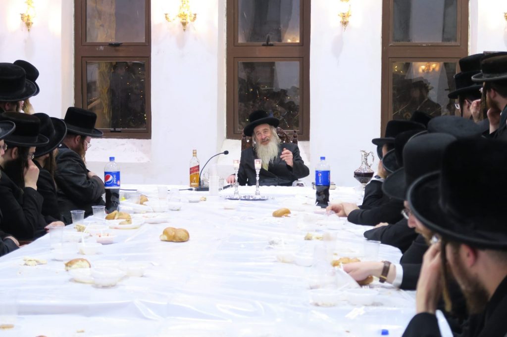 גלריה: האדמו"ר מהארנסטייפל בסעודת הילולא