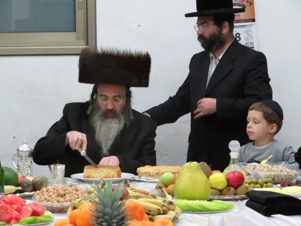 האדמו"ר מזוטשקא אמסנא בטיש לרגל ט"ו בשבט • גלריה