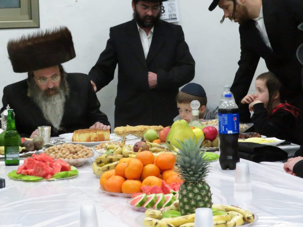 האדמו"ר מזוטשקא אמסנא בטיש לרגל ט"ו בשבט • גלריה