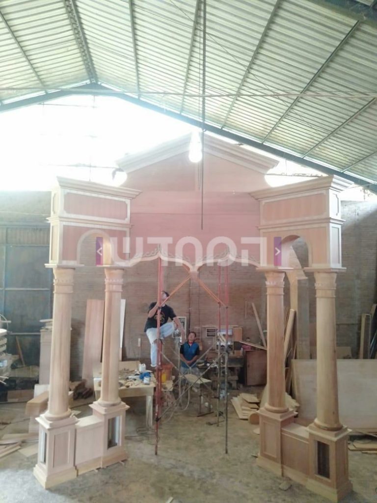 תיעוד: הפועלים באינדונזיה בונים את ארון הקודש של 'שערי שמועות'