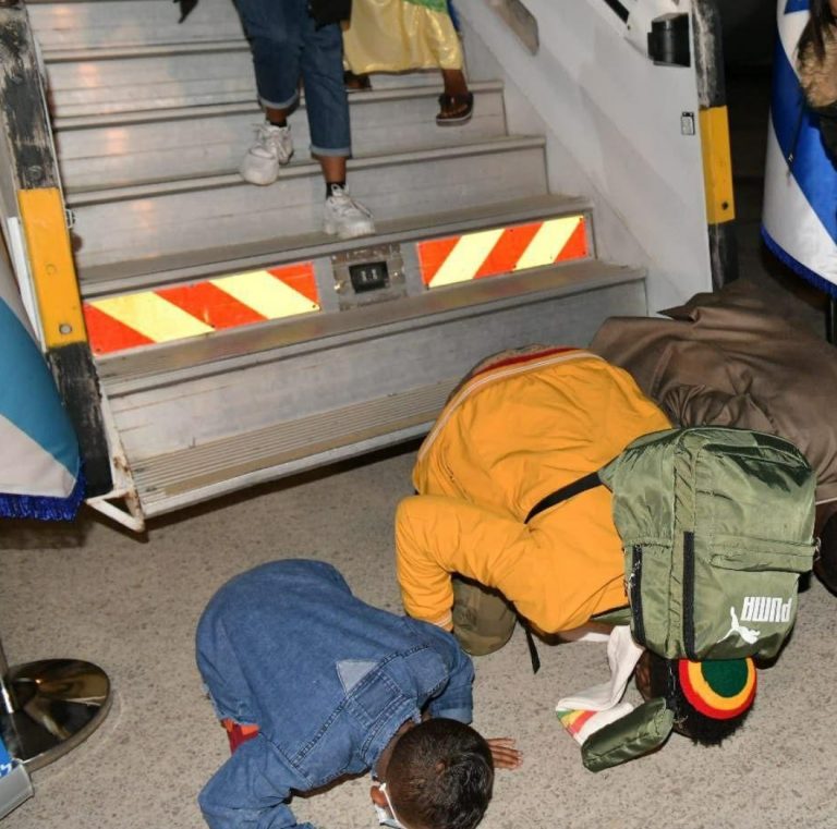 300 עולים חדשים מאתיופיה הגיעו הבוקר לארץ 300 עולים חדשים מאתיופיה הגיעו הבוקר לארץ