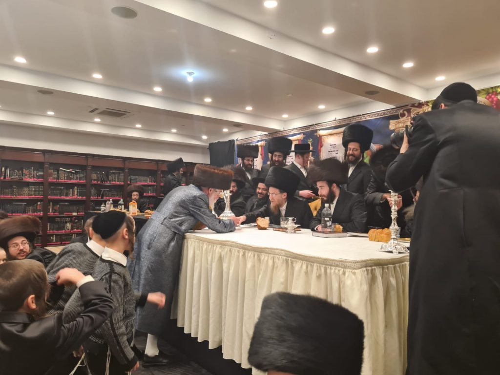 האדמו"ר מאלכסנדר ארה"ב בסעודה שלישית ובשבע ברכות • גלריה