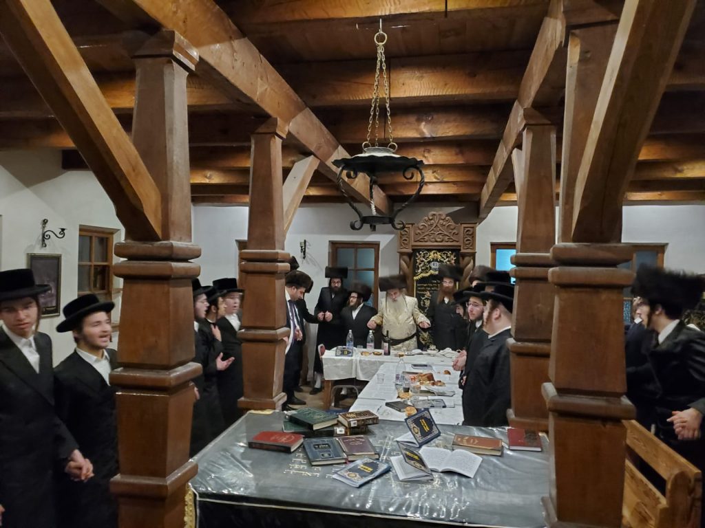 גלריה: האדמו"ר מקארלי בשבת במז'יבוז'