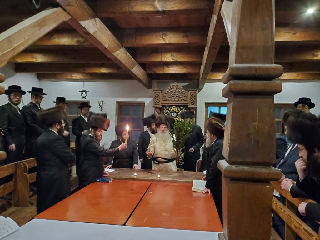 גלריה: האדמו"ר מקארלי בשבת במז'יבוז'