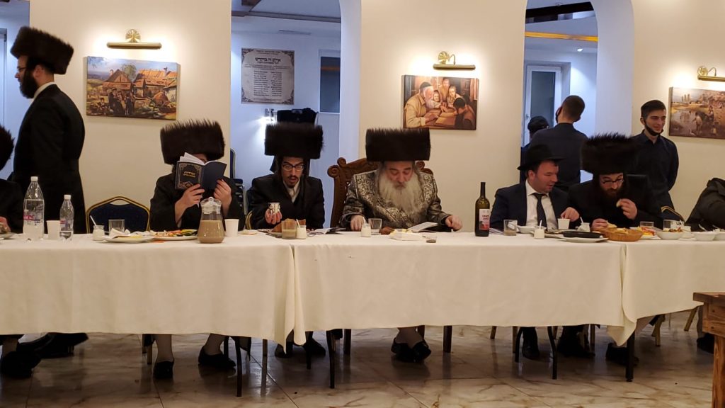 גלריה: האדמו"ר מקארלי בשבת במז'יבוז'