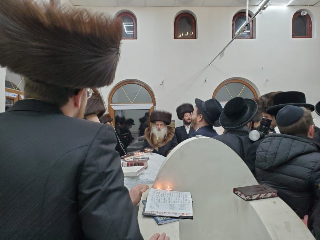 גלריה: האדמו"ר מקארלי בשבת במז'יבוז'