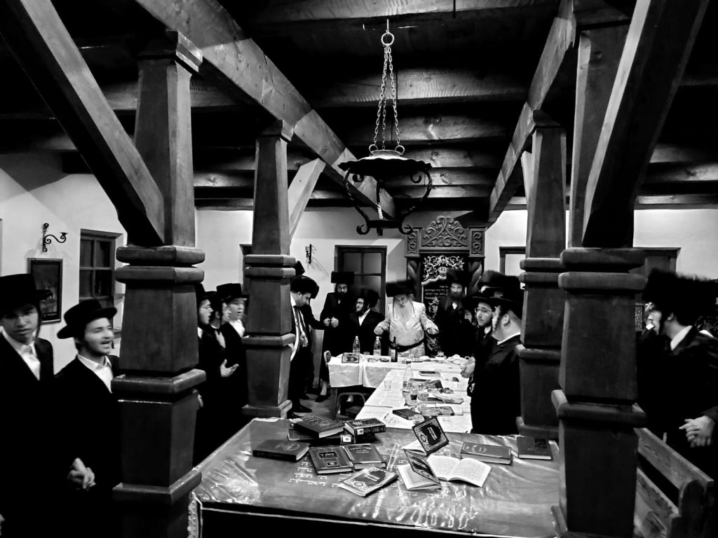 גלריה: האדמו"ר מקארלי בשבת במז'יבוז'