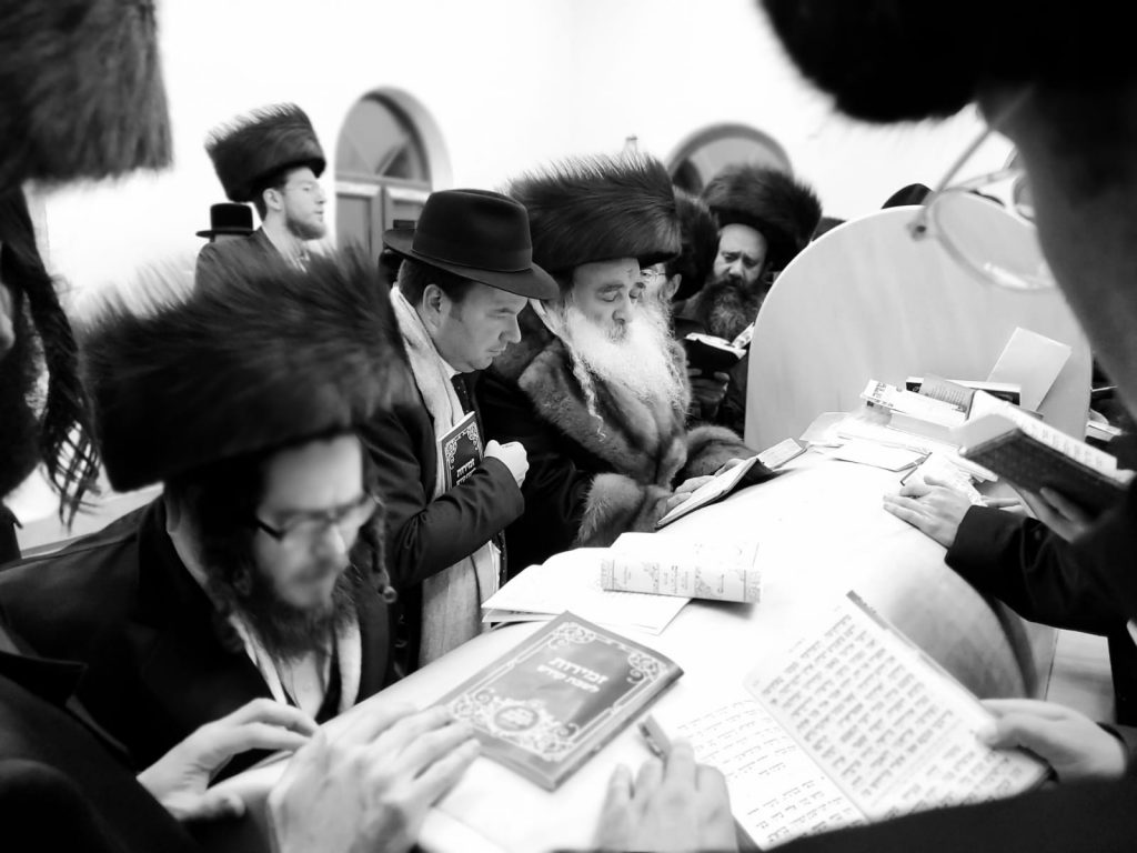 גלריה: האדמו"ר מקארלי בשבת במז'יבוז'