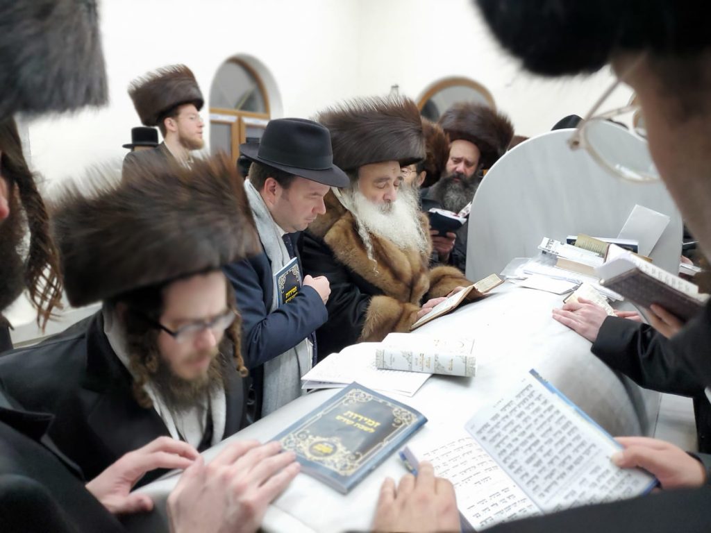 גלריה: האדמו"ר מקארלי בשבת במז'יבוז'