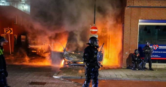 הולנד: מהומות בעקבות המשך הטלת הסגרים • צפו: