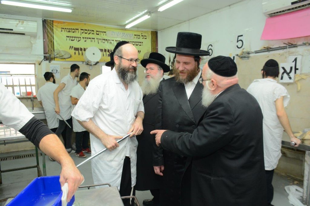 לקראת פסח: בן האדמו"ר ורב חסידי ויז'ניץ באלעד בביקור במאפיית המצות