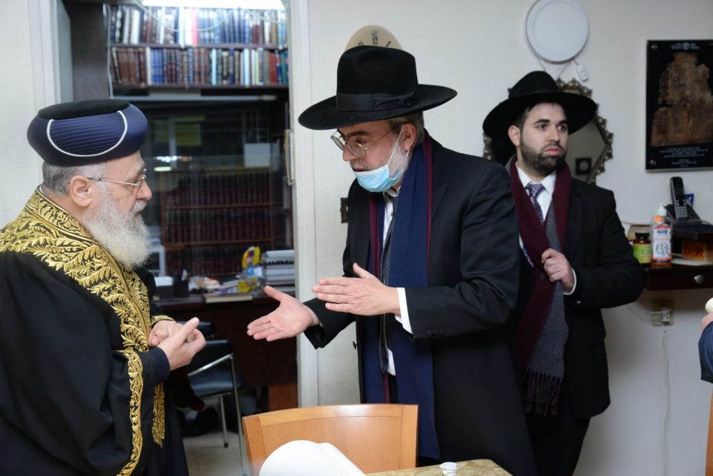 הראשון לציון כתב אות בספר התורה שיוכנס ל'היכל מרן'