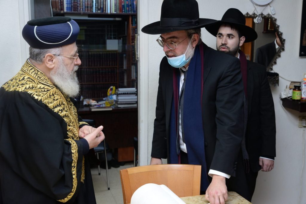 הראשון לציון כתב אות בספר התורה שיוכנס ל'היכל מרן'