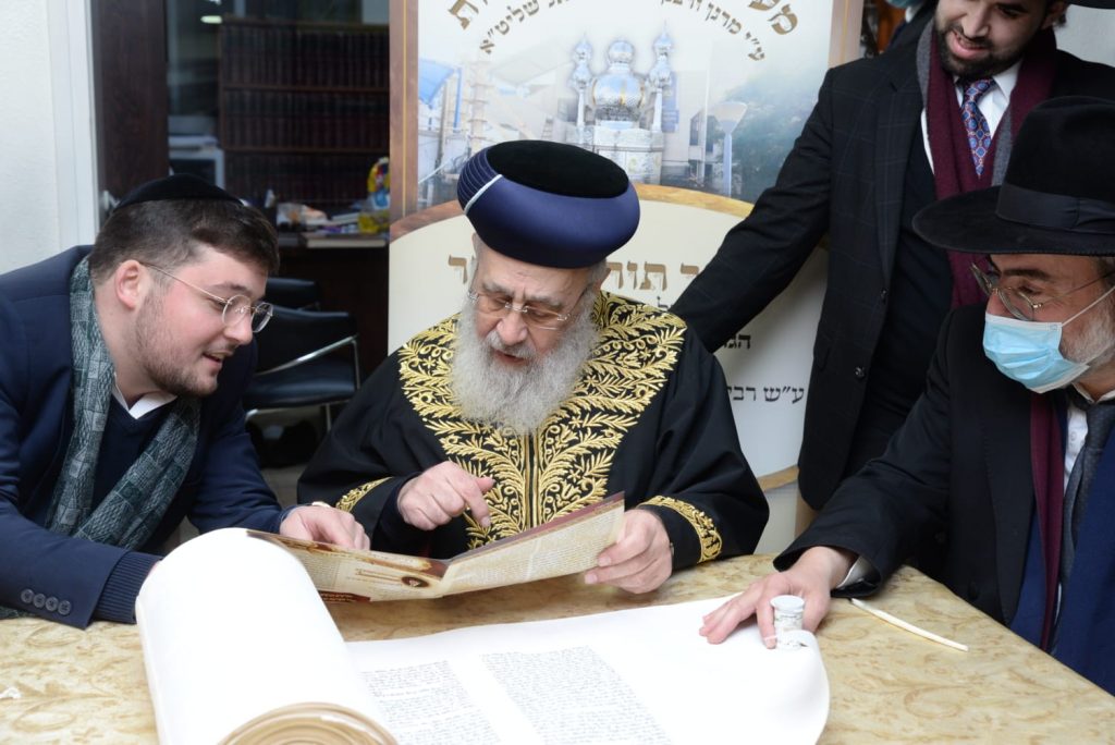 הראשון לציון כתב אות בספר התורה שיוכנס ל'היכל מרן'