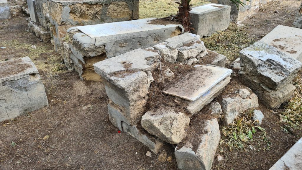 סערת ההזנחה בבית הקברות היהודי ביפו נמשכת • תיעוד