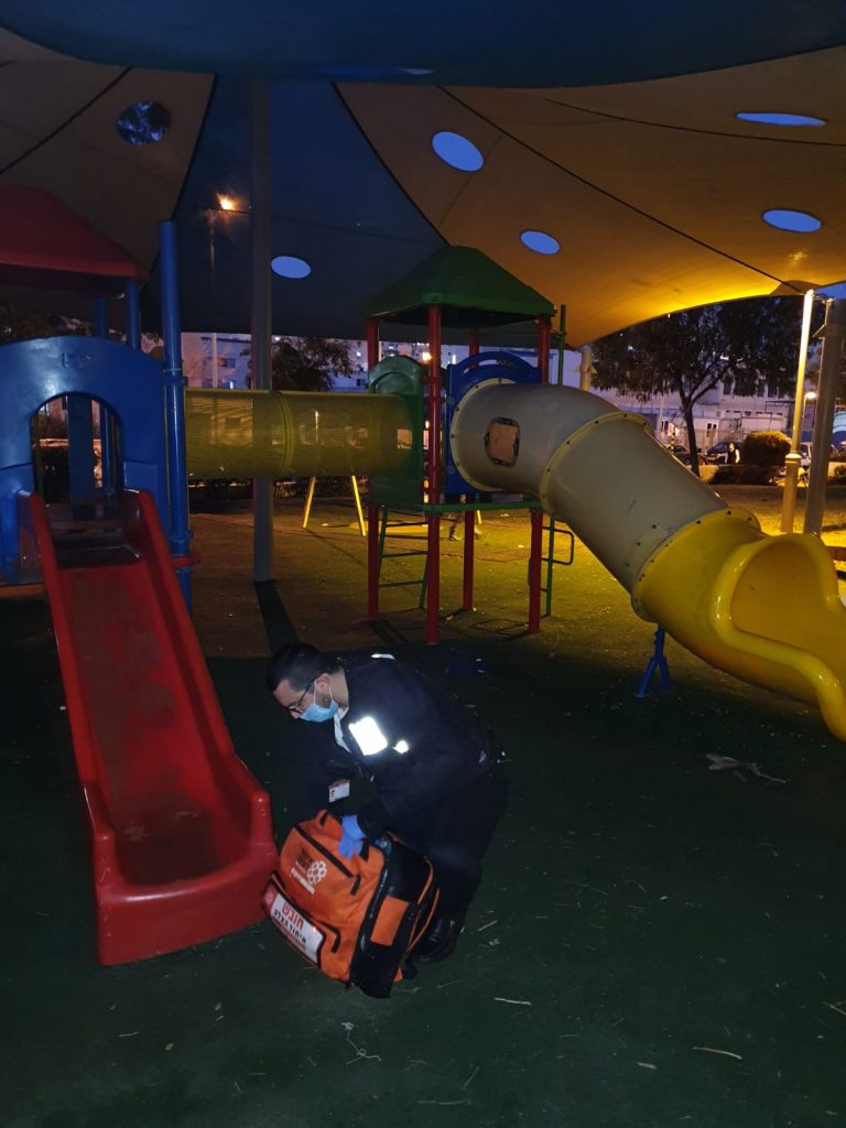 אלעד: ילד נפל מגג סככה בגן שעשועים – מצבו בינוני