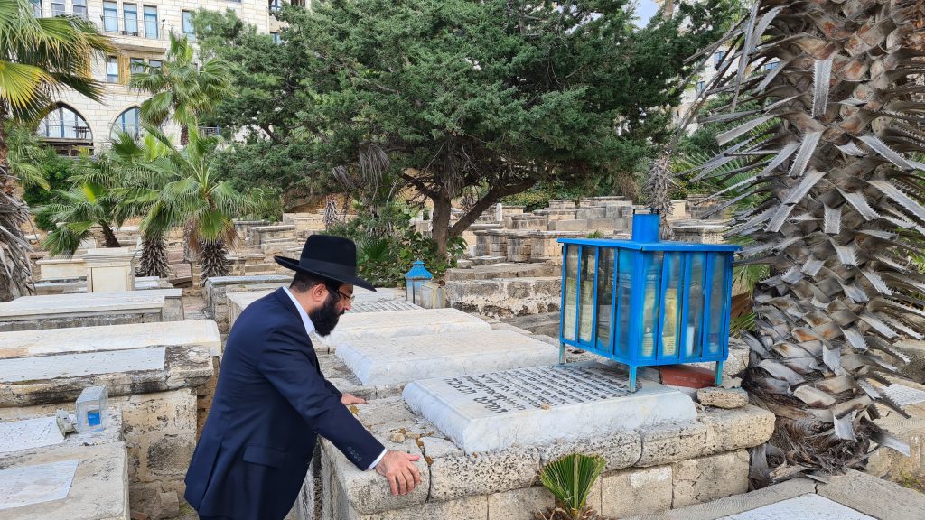 סערת ההזנחה בבית הקברות היהודי ביפו נמשכת • תיעוד