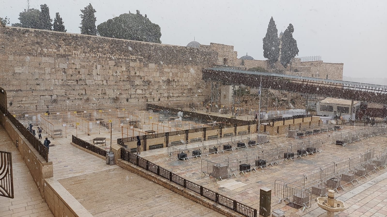 שלג החל לרדת בירושלים • צפו