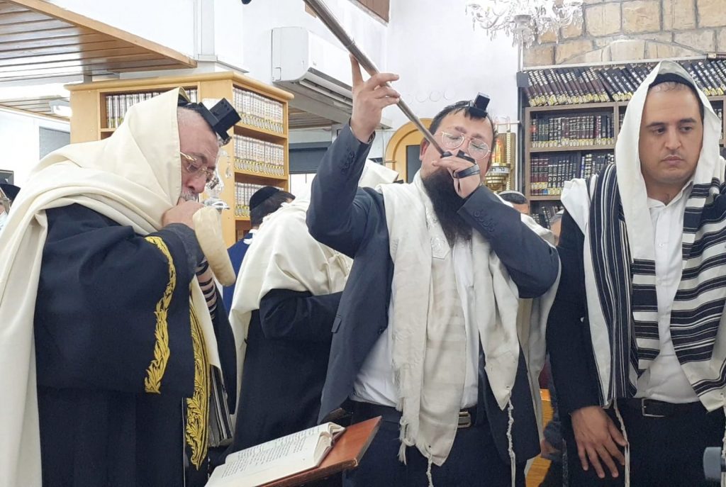 הגרש"מ עמאר הגיע לתפילה בציון הרשב"י ופרץ בבכי • צפו