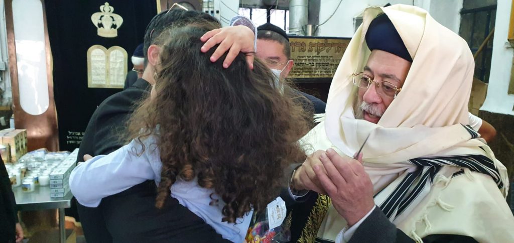 הגרש"מ עמאר הגיע לתפילה בציון הרשב"י ופרץ בבכי • צפו