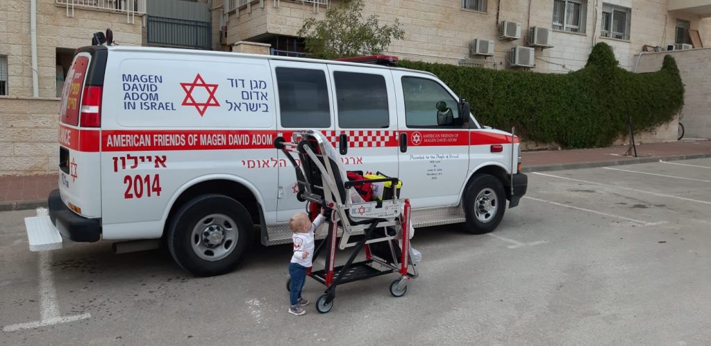 נהגת זעירה: פעוטה ממודיעין עילית התחפשה ל'נהג אמבולנס'