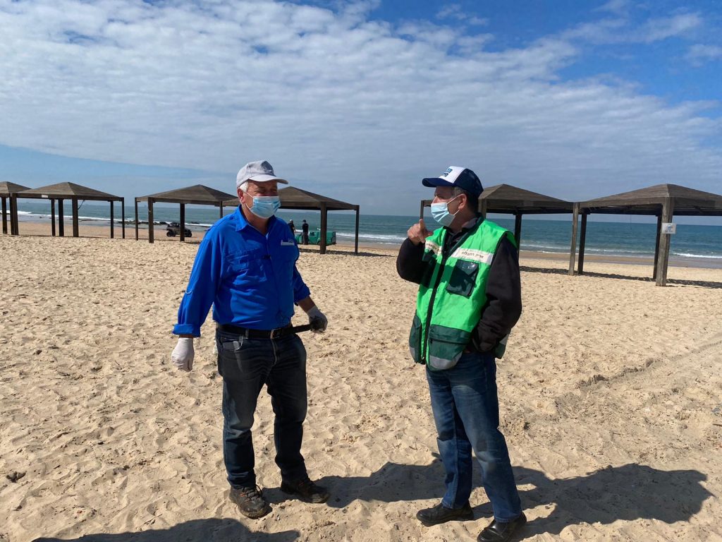 הפוליטיקאים יורדים לנקות את החופים; לפיד: "אזרחים באים כי אין ממשלה"