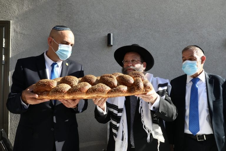 עם טלית שופר וחלה: 'לוד' קיבלה את פני הרב החדש