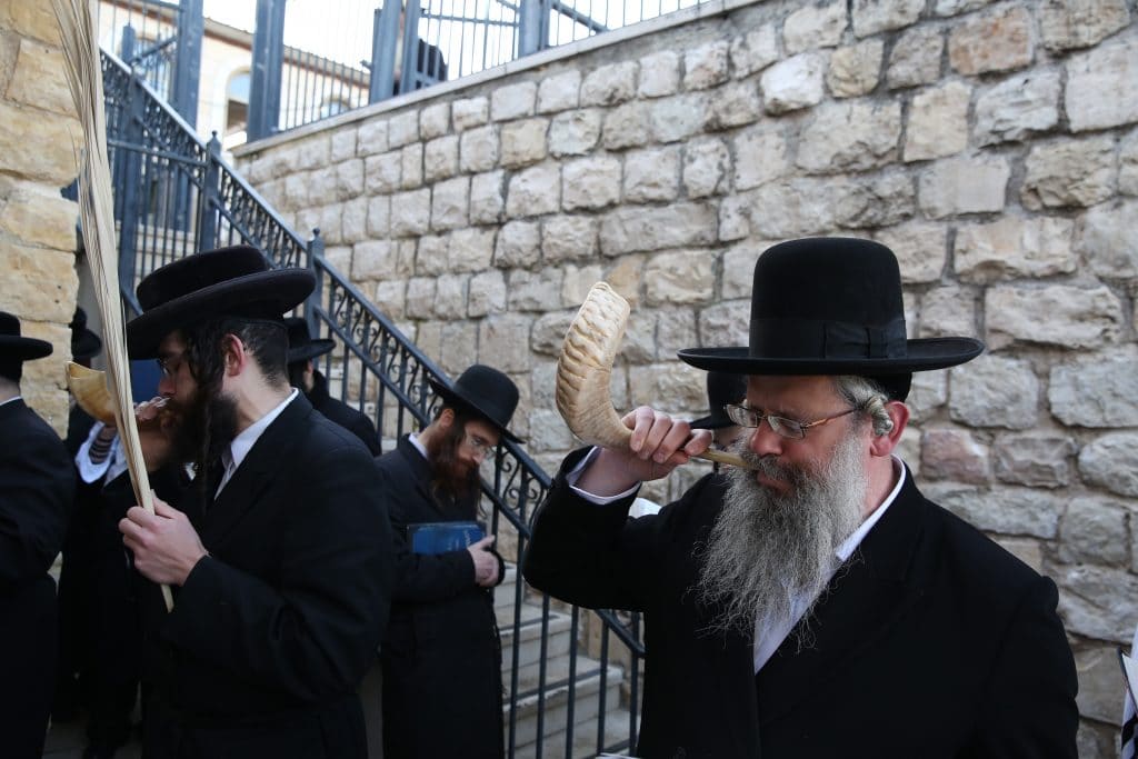 צפו: אלפים בערב ראש חודש במירון