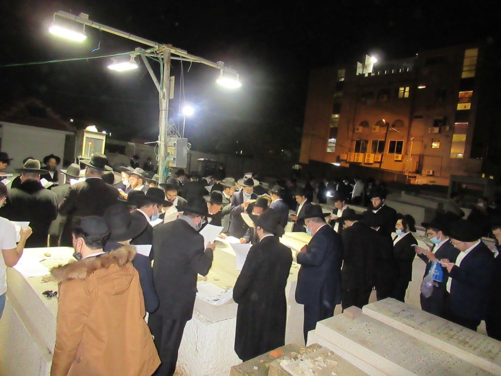 מעמד תפילה לרפואת הגר"א פפויפר בקבר החזו"א