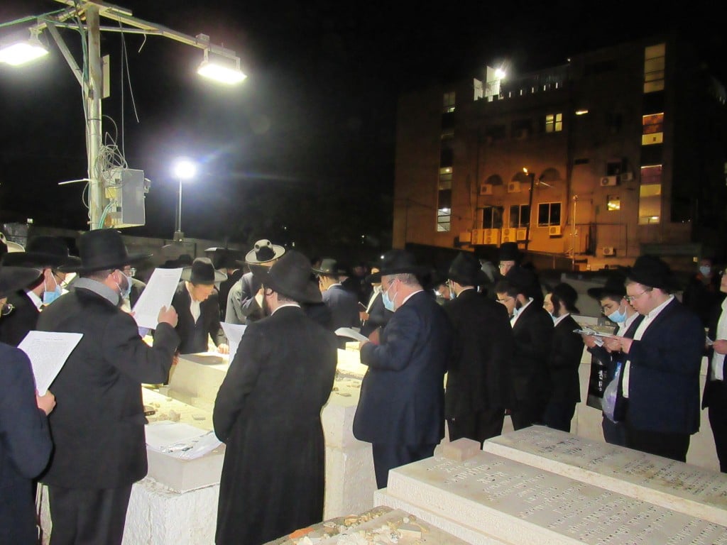 מעמד תפילה לרפואת הגר"א פפויפר בקבר החזו"א