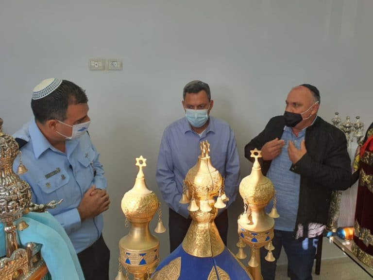 מרגש: 7 ספרי תורה הוחזרו לבית הכנסת בשדרות