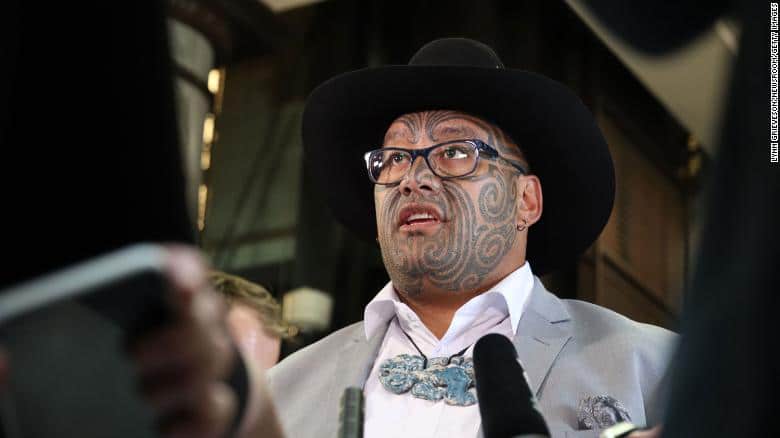 סולק מהפרלמנט בגלל עניבה לא תואמת • כותרות מהעולם