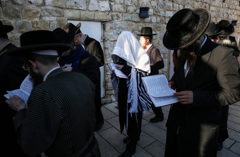 צפו: אלפים בערב ראש חודש במירון