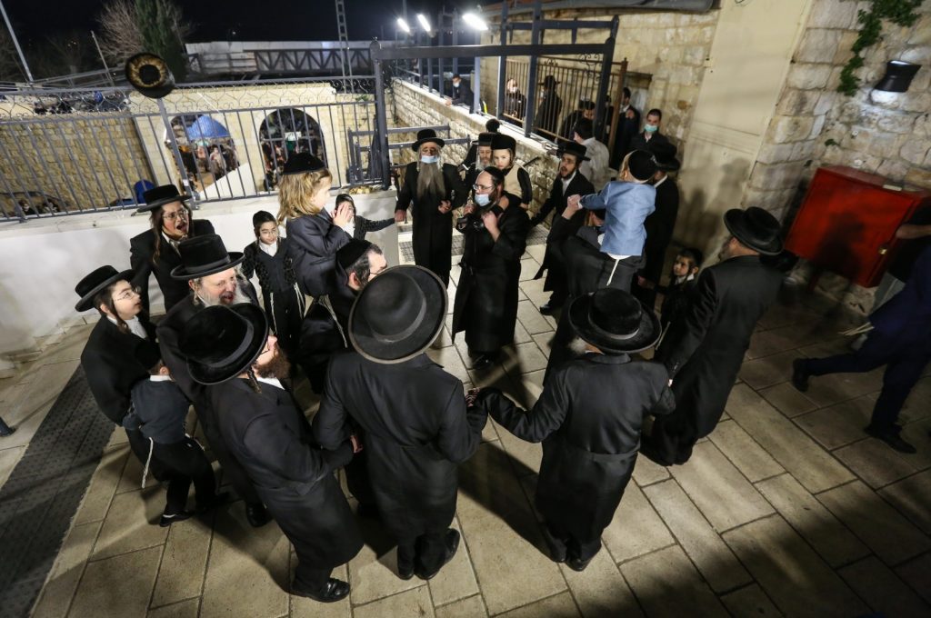 צפו: אלפים בערב ראש חודש במירון