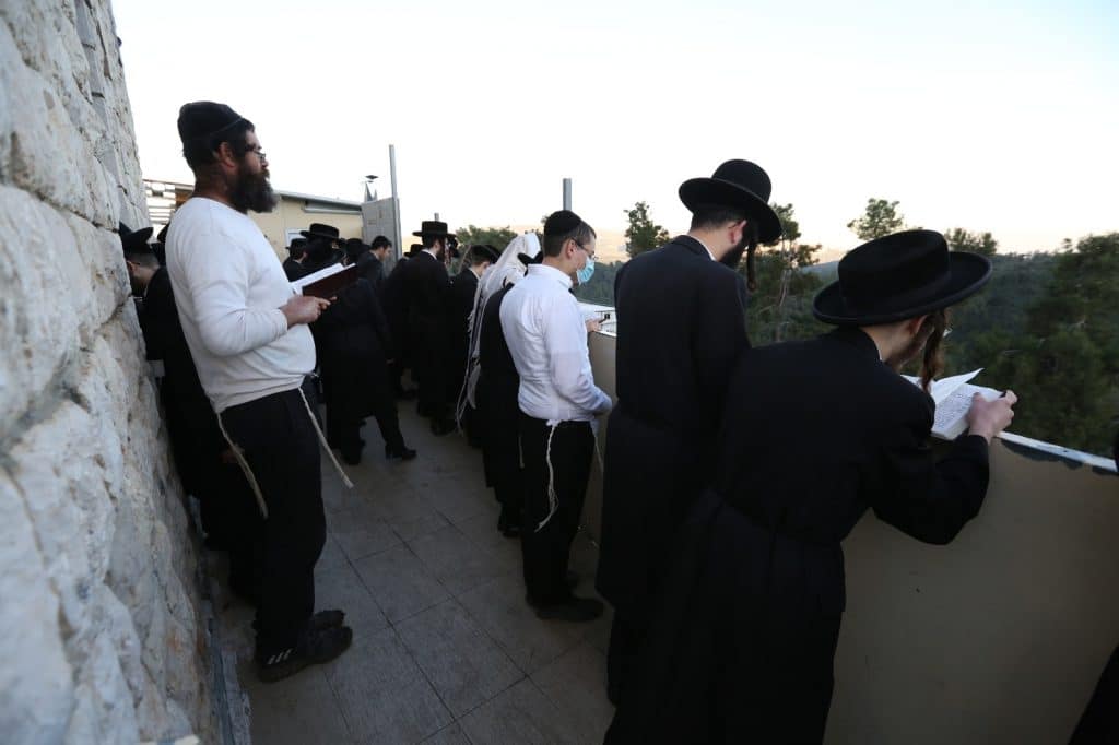 צפו: אלפים בערב ראש חודש במירון