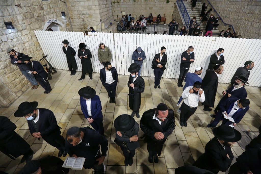 צפו: אלפים בערב ראש חודש במירון