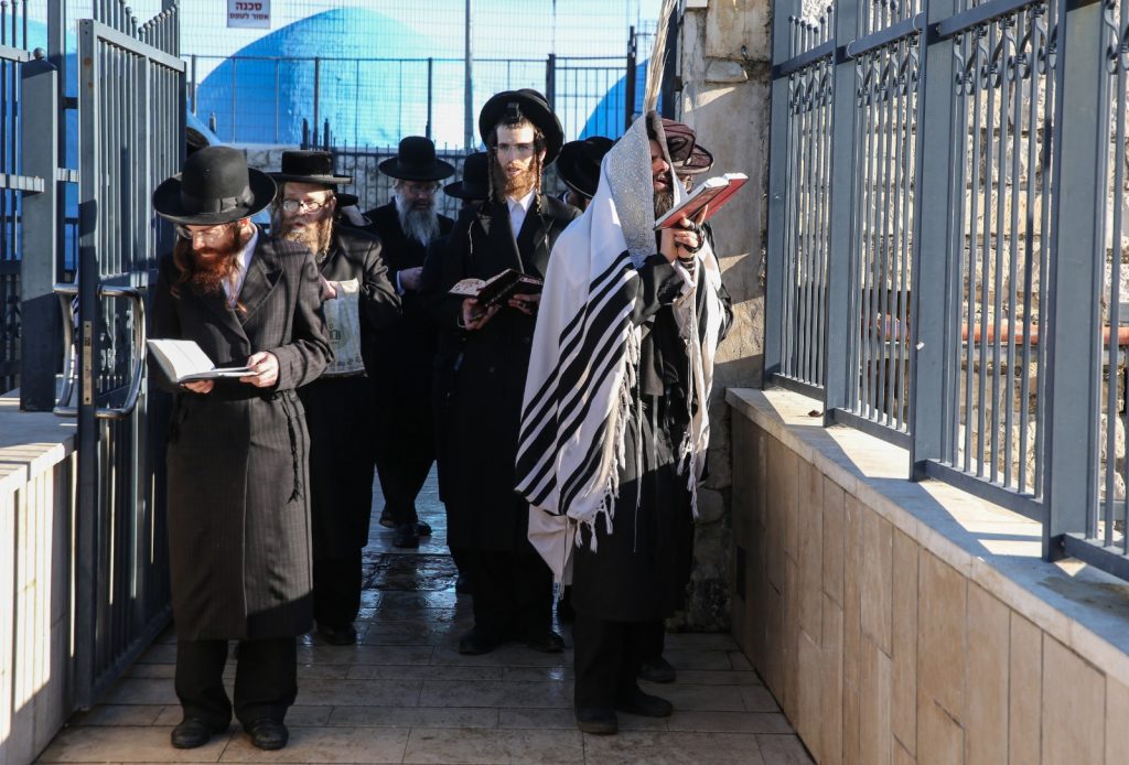 צפו: אלפים בערב ראש חודש במירון